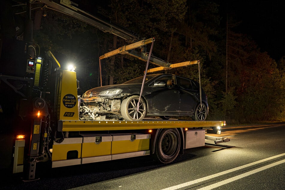 Der VW Golf wurde bei der Kollision mit den Wildschweinen im Frontbereich komplett zerstört.