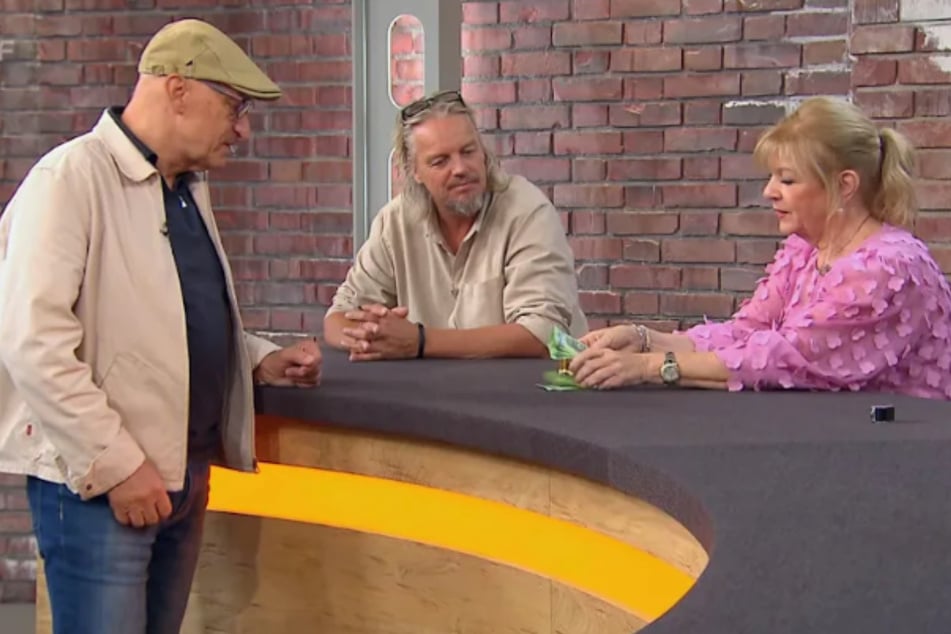 Für 500 Euro geht das Kunstobjekt am Ende einer zähen Verhandlung an Händlerin Elke Velten-Tönnies (72).