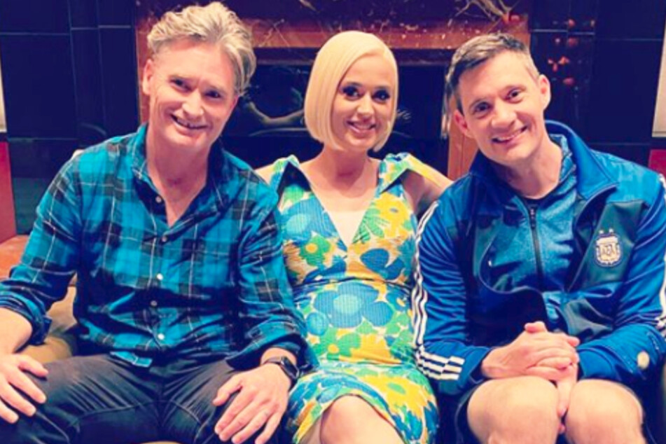 Katy Perry mit Hughesy and Ed, in deren Podcast sie die drastische Maßnahme ihrer Eltern im Hinblick auf das Coronavirus und ihre Schwangerschaft verriet.