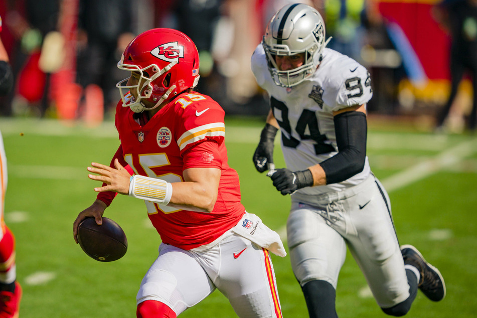 Raiders defensive end Carl Nassib (r.) tracking Kansas City Chiefs quarterback Patrick Mahomes.