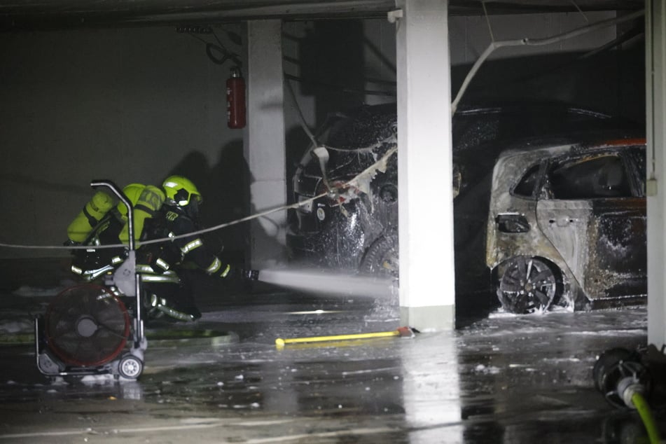 Am Freitagabend brannten zwei Autos in einer Tiefgarage in Chemnitz-Ebersdorf ab.