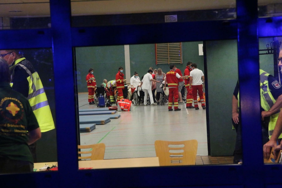 Die 38 geretteten Menschen wurden vorübergehend in einer Sporthalle untergebracht.