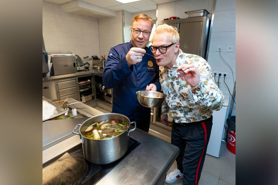 Zwei Feinschmecker und Mitglieder des "Chaine des Rotisseurs" an einem Herd: Koch-Profi Mario Pattis (55, l.) und Genuss-Profi Markus Methner (41).