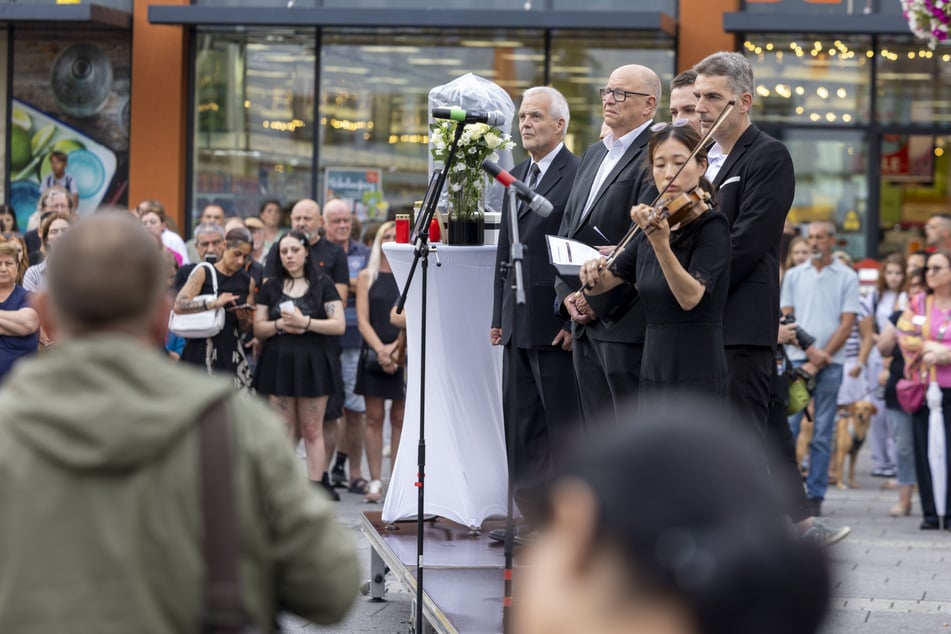 Am Samstag lud die Stadt Kelkheim zu einer Trauerfeier für die getötete Frau (†58) ein.