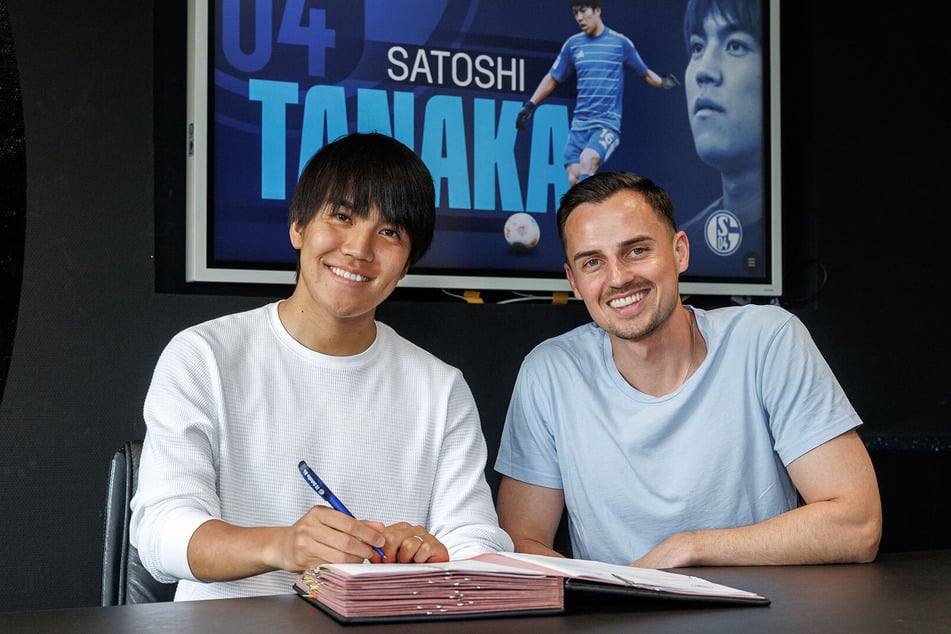 Satoshi Tanaka (l.) hat bei Schalke unterschrieben.
