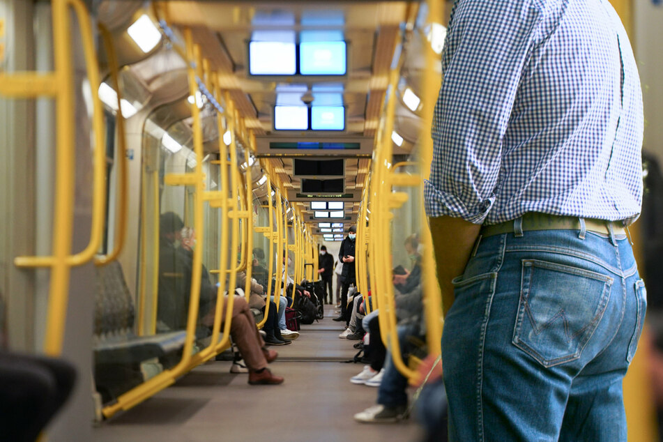 Berlin: Suff-Senior pinkelt in U-Bahn-Wagon und beleidigt Zeugen antisemitisch