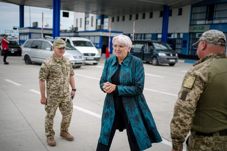 Claudia Roth (67, Grüne), Staatsministerin für Kultur und Medien, kommt auf dem Weg in die ukrainische Hafenstadt Odessa am Grenzübergang der Republik Moldau und der Ukraine in Palanca an.