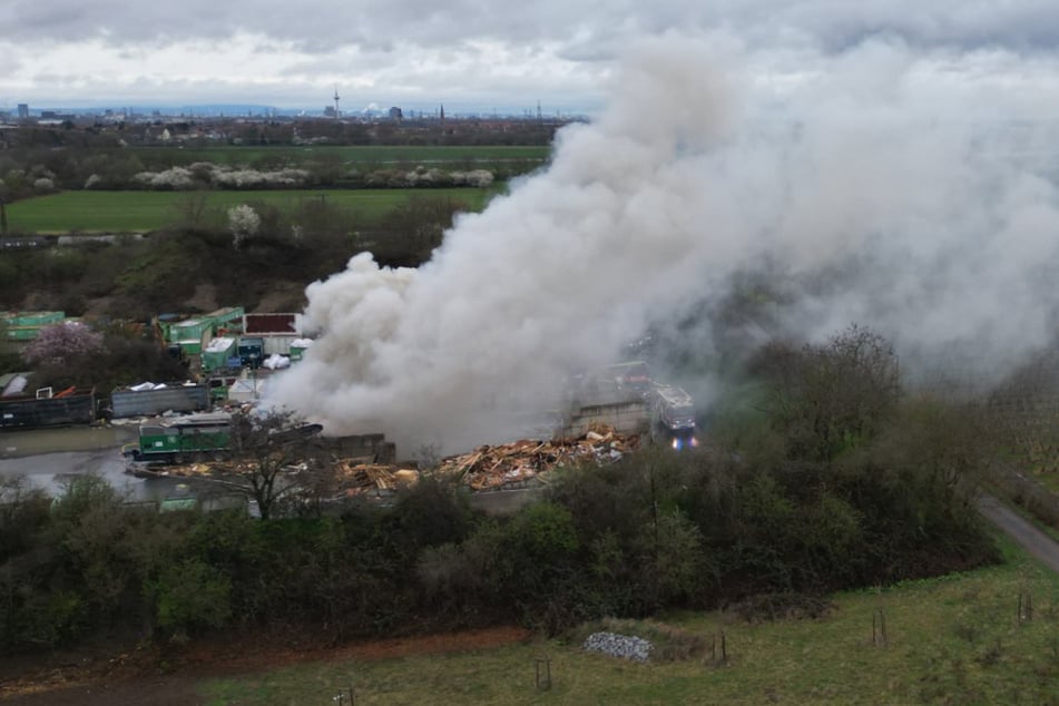 Von der Einsatzstelle steigt massiver Rauch auf.