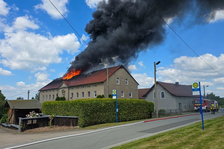 Die Flammen schlagen durch das Dach des betroffenen Hauses.