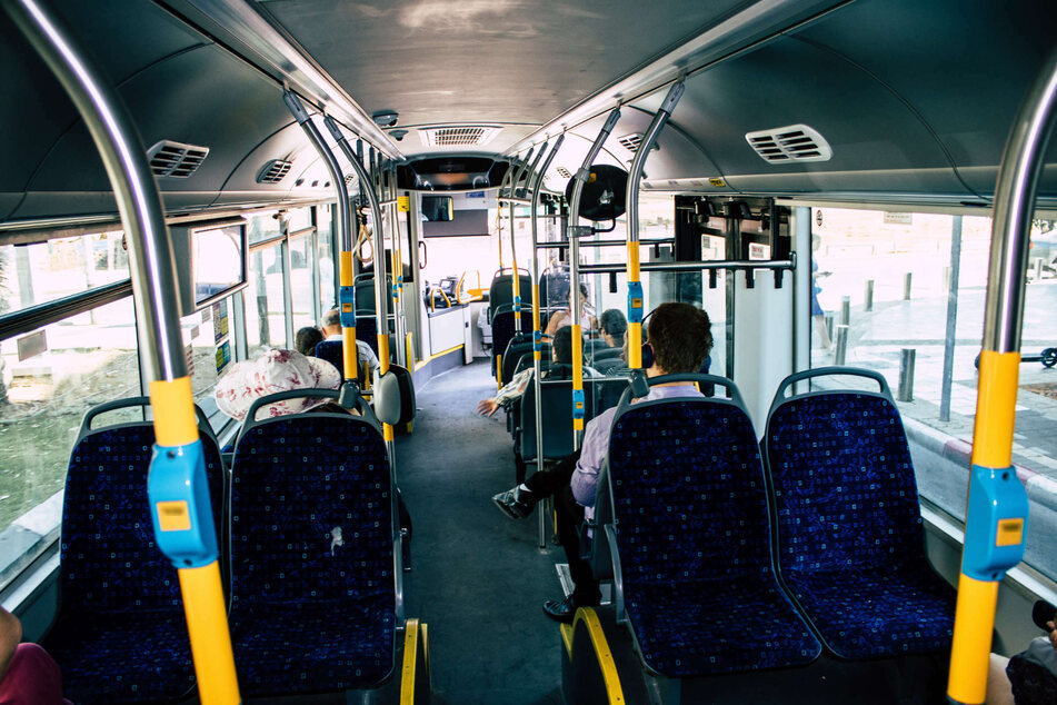Eine betrunkene Frau hat am Dienstag in einem Linienbus in Euskirchen für Ärger gesorgt und einen Fahrtgast bedroht. (Symbolbild)