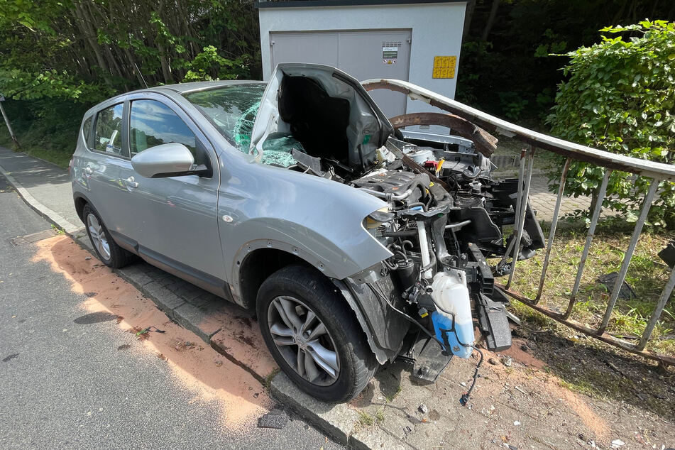Auf der B101 krachte am Montagnachmittag ein Nissan-Fahrer frontal in ein Geländer.