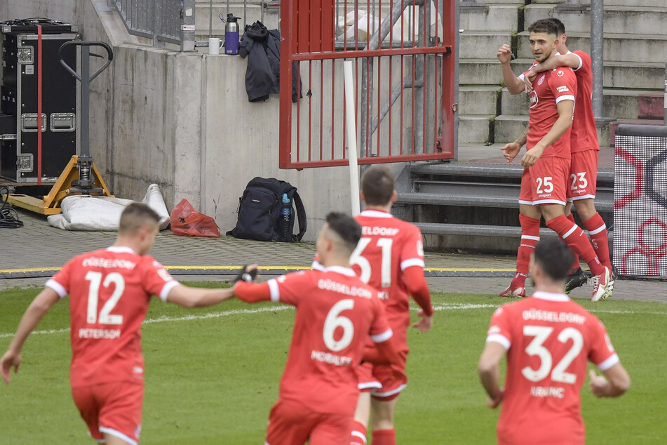 Die Spieler von Fortuna Düsseldorf feiern Matthias Zimmermann (hinten) nach seinem Treffer gegen den FC St. Pauli.