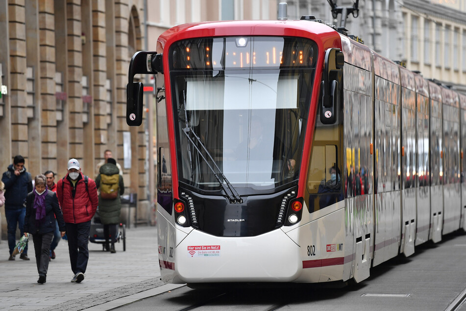 In Erfurt ist es erneut zu einem schweren Unfall unter Beteiligung einer Straßenbahn gekommen. (Symbolfoto)