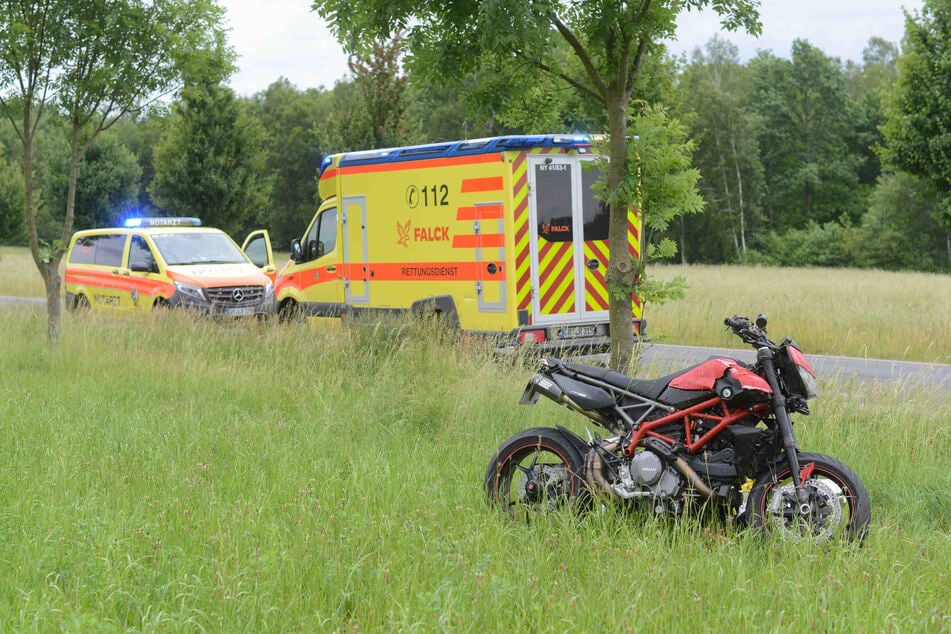 Die Ducati blieb abgesehen von ein wenig Blechschaden scheinbar weitestgehend heil, ihr Fahrer dagegen erlitt unter anderem einen Oberschenkelbruch.