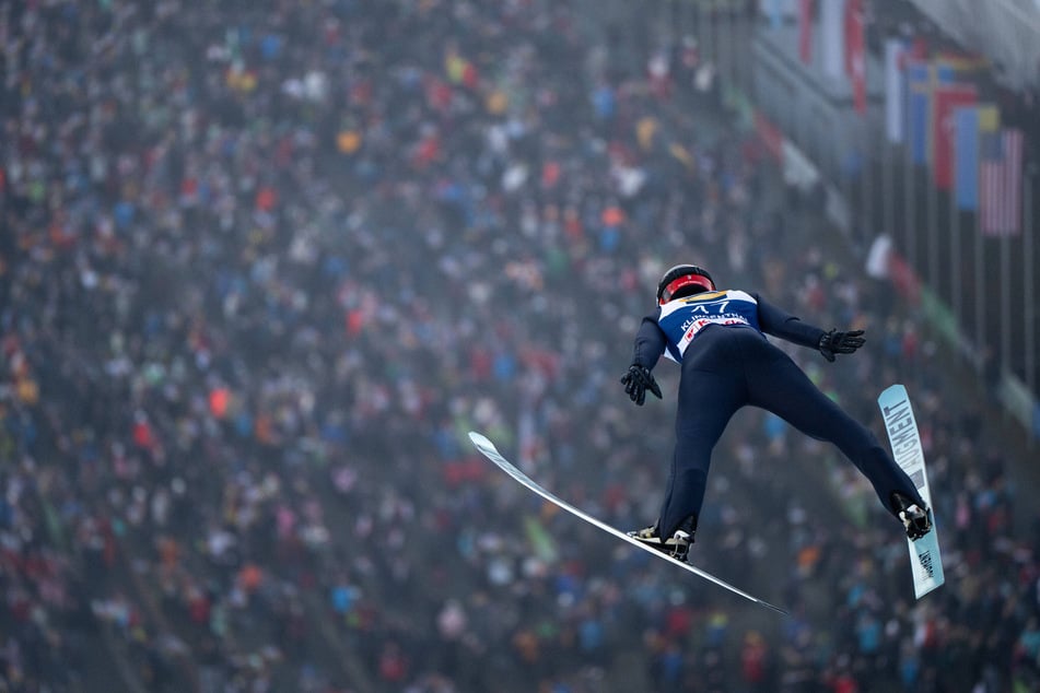 Philipp Raimund fliegt dem Menschenmeer in Klingenthal entgegen. Der Obertsdorfer wurde Dritter und Zehnter.