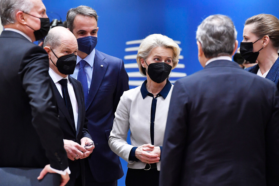 Berieten über die Maßnahmen (v.l.n.r.): Gitanas Nauseda (57, Präsident von Litauen), Olaf Scholz (63, SPD, deutscher Bundeskanzler), Kyriakos Mitsotakis (53, Ministerpräsident von Griechenland), Ursula von der Leyen (63, Präsidentin der Europäischen Kommission), Mario Draghi (74, Ministerpräsident von Italien) und Mette Frederiksen (44, Ministerpräsidentin von Dänemark).