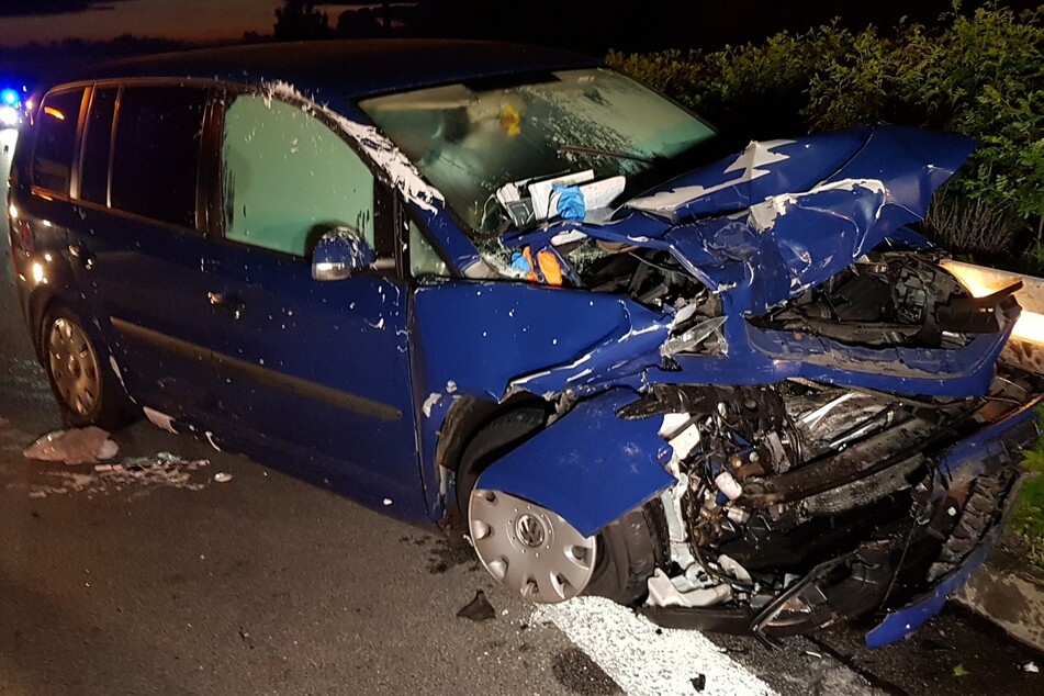 Bei dem blauen VW Touran handelt es sich um einen Totalschaden.