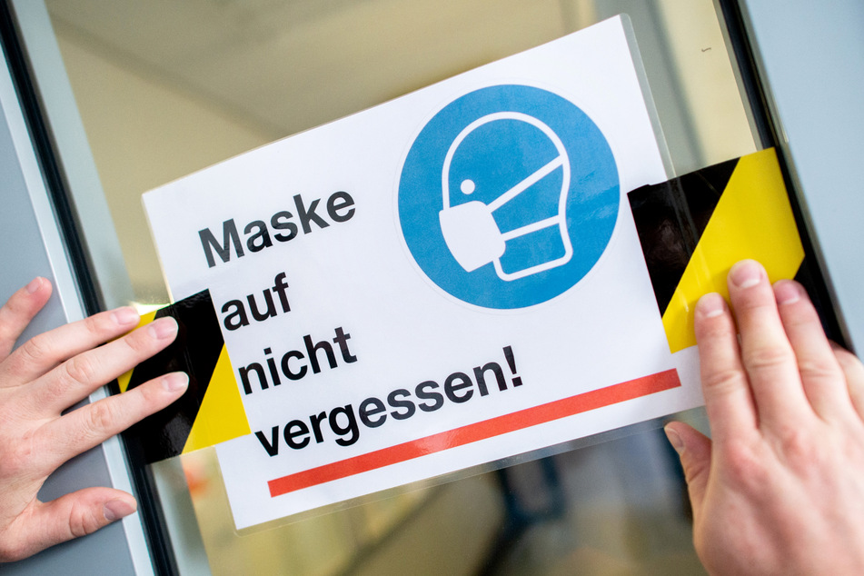 für die Befreiung von der Maskenpflicht in der Schule reichen pauschal ausgefüllte Arzt-Atteste nicht aus. (Symbolbild)