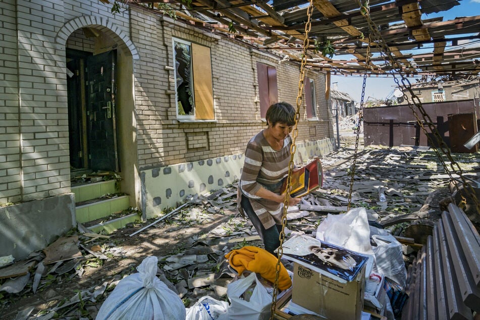 Eine Frau holt so viel wie möglich aus ihrem Haus, das durch einen russischen Luftangriff auf ein ziviles Gebiet in Druschkiwka im Donbass zerstört wurde. In der Ostukraine leisten ukrainische Truppen unvermindert Widerstand gegen die russischen Angriffe, doch die Situation spitzt sich immer mehr zu.