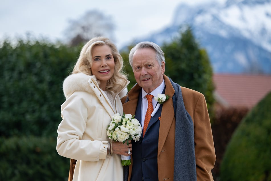 Gabriela zu Leiningen (62) und Wolfgang Porsche (82) stehen nach ihrer Hochzeit zusammen.