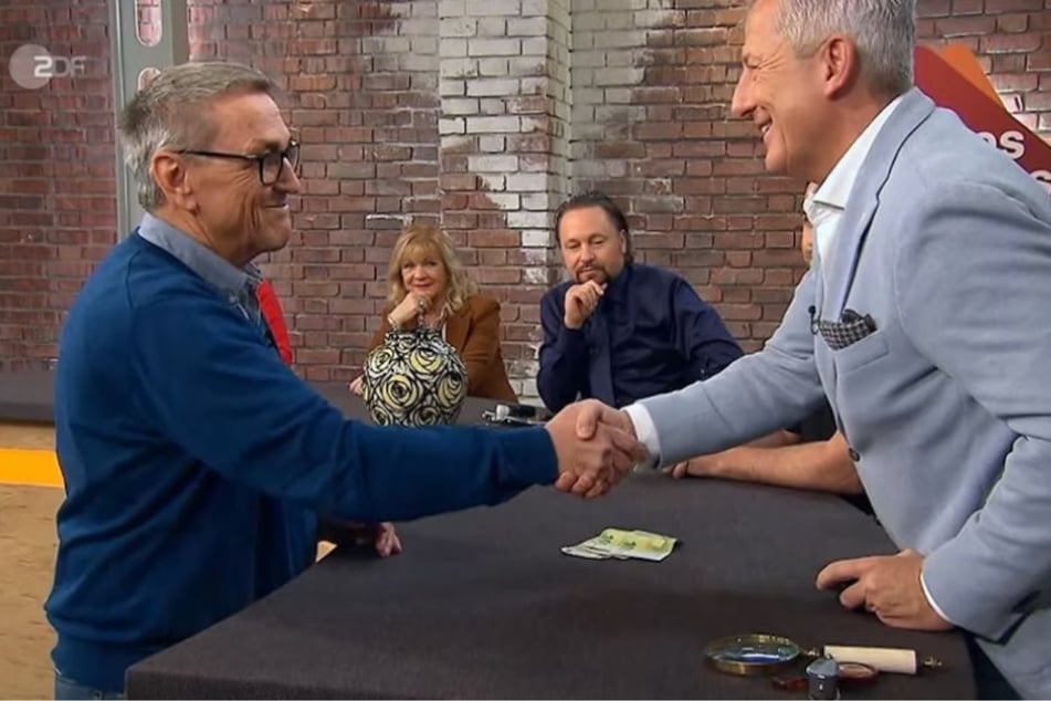 Markus Wildhagen (58, r.) ist neuer Besitzer der Vase. Der Händler aus Düsseldorf zahlt am Ende satte 800 Euro.