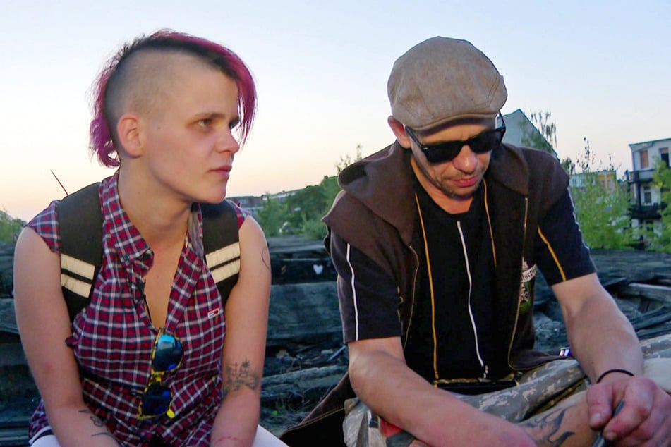 Die beiden wollen eigentlich raus aus dem Sumpf aus Drogen und Alkohol, werden aber immer wieder schwach.