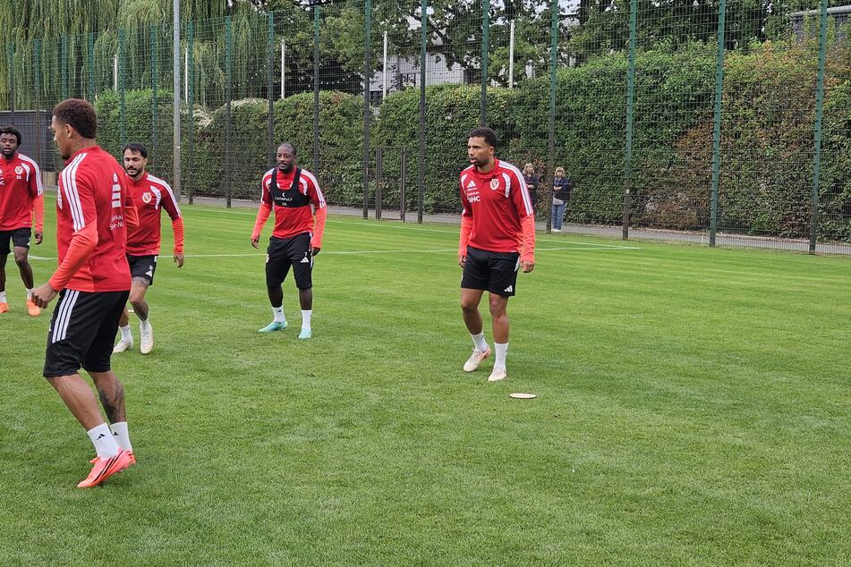 Leon Guwara (30, r.) ist weiter Teil des Teams. Zu einem Vertrag konnte sich Cottbus bisher nicht durchringen.