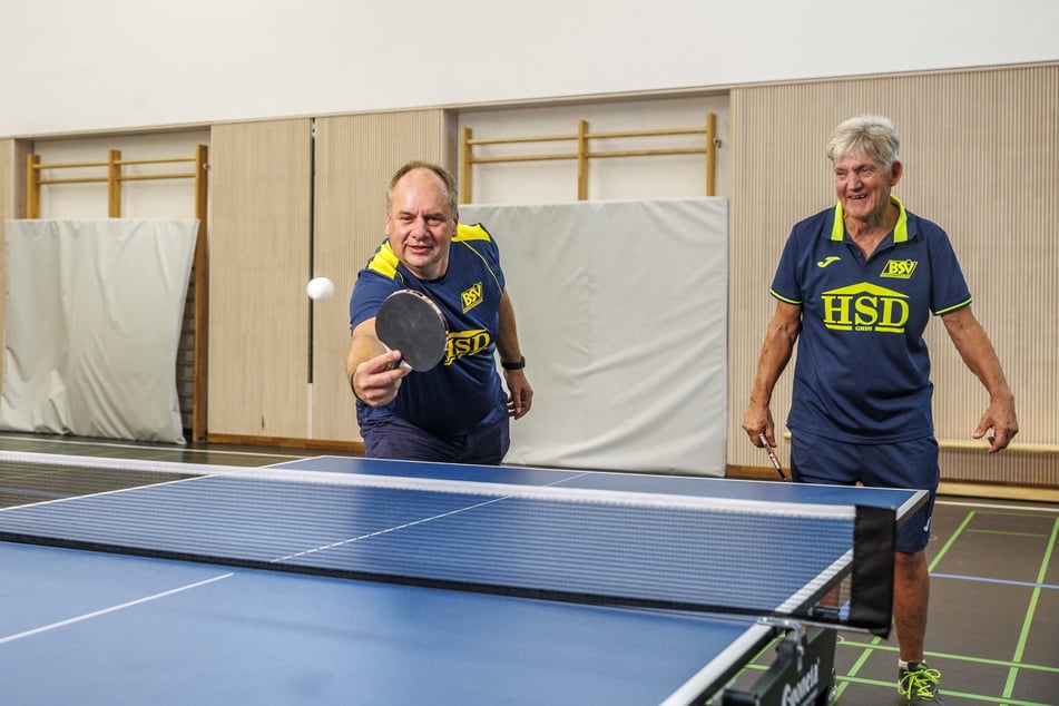 OB Dirk Hilbert (l., 52, FDP) und PPP-Initiator Ralf Peuker (71) hatten Spaß beim Tischtennis.