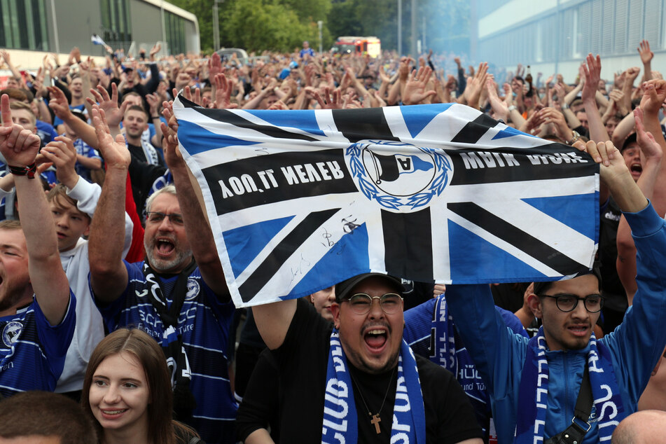 28.06.2020, Nordrhein-Westfalen, Bielefeld: Fußball: 2. Bundesliga, Arminia Bielefeld - 1. FC Heidenheim, 34. Spieltag in der Schüco Arena. Bielefeld Fans feiern vor dem Stadion die Meisterschaft und den Aufstieg. (Archivbild)