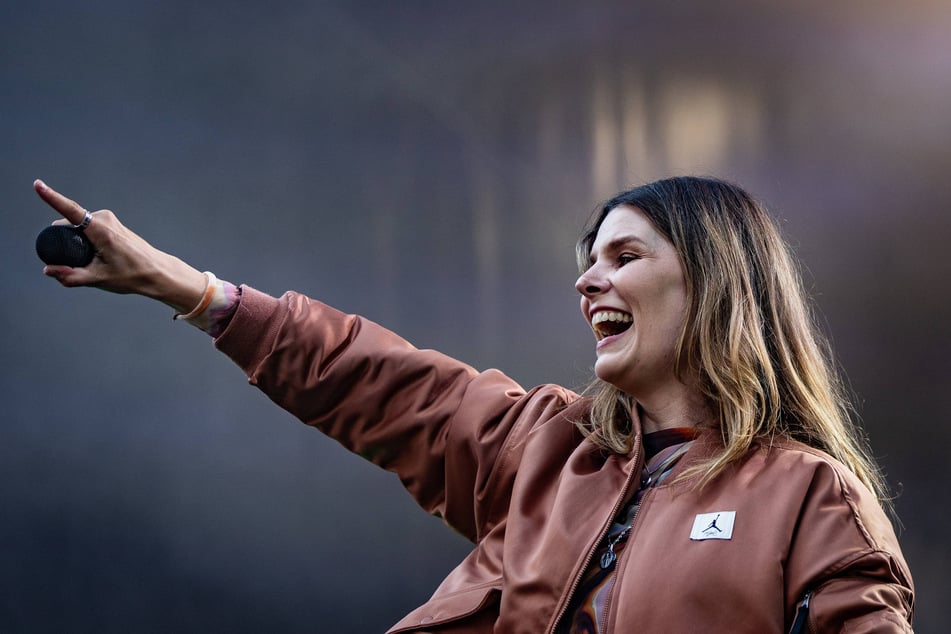 Sonntagabend wird Eva Briegel (47) mit ihrer Popband Juli die "perfekte Welle" über den Theaterplatz treiben.