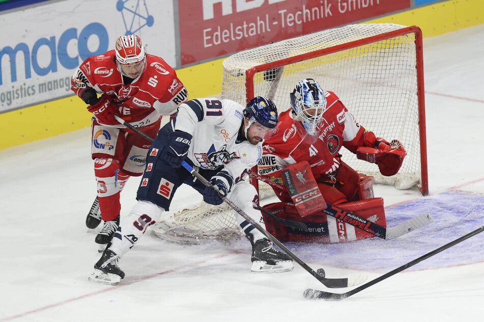 Tim McGauley (l.) half hier vorm eigenen Kasten. Kurz vor Schluss stand er auf der anderen Seite richtig. Er glich er zum 3:3 aus.