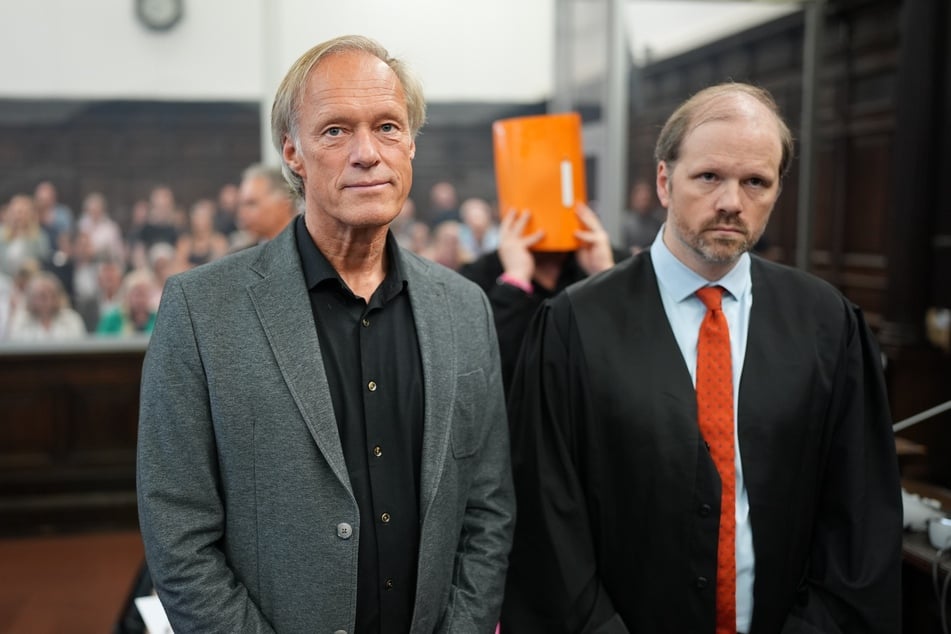 Gerhard Delling (l.) und sein Verteidiger David Rieks stehen im Sitzungssaal im Strafjustizgebäude während des Prozesses wegen mutmaßlicher Kindesentführung.