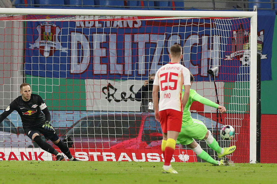 In der 26. Minute trat Wout Weghorst (verdeckt) zum Elfmeter an und rutschte beim Schuss mit dem Standbein weg ...