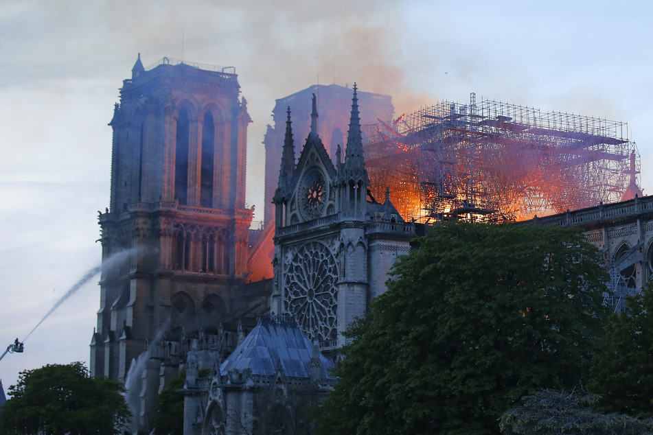Im April 2019 fing die berühmte Kirche in Paris Feuer.