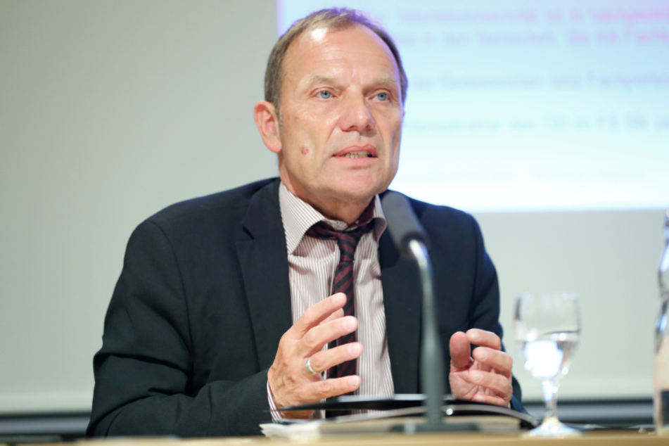 Staatssekretär Hartmut Mangold (63)