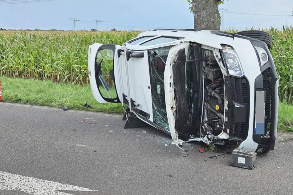 Dacia kracht gegen Baum und kippt um: Schwerer Unfall fordert zwei Verletzte