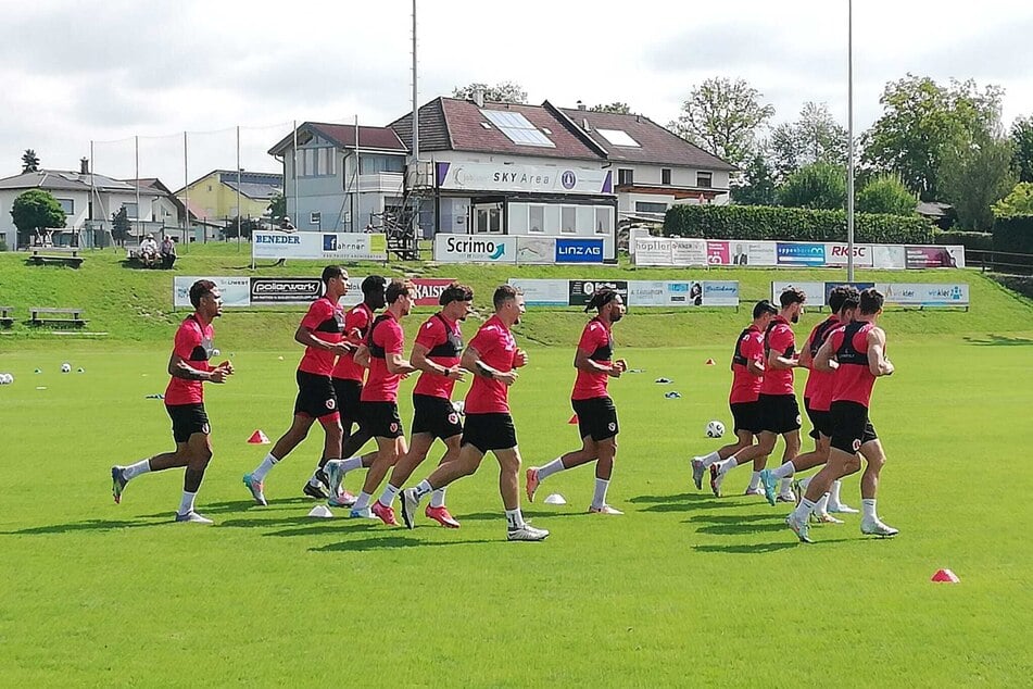 Los geht's: Die Startelf von Freitag beginnt mit dem Einlaufen.