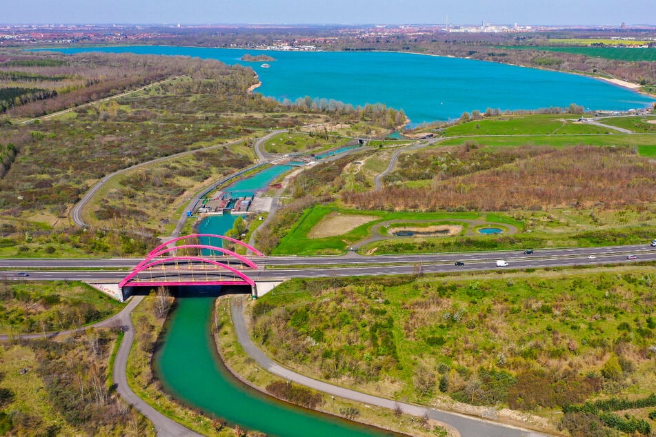 Seit März 2021 gekappt: der Kanal zwischen Störmthaler und Markkleeberger See (im Foto oben) mit der Kanuparkschleuse.