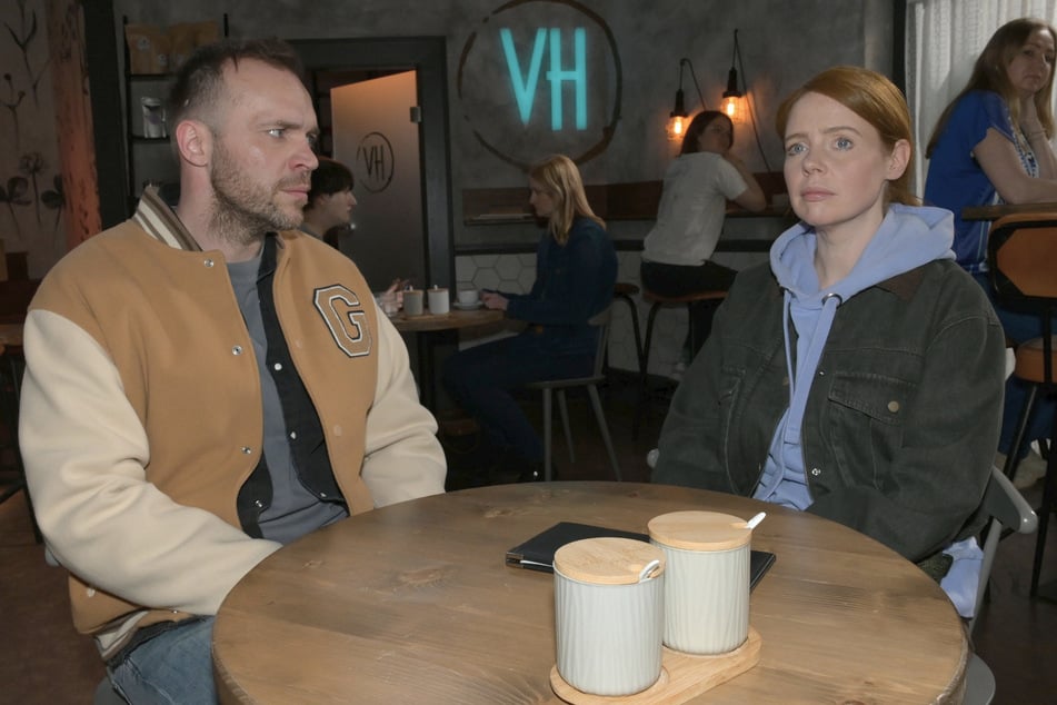 Unangenehmes Gespräch: Erik beichtet Toni (r.) seine Beziehung mit Matilda.