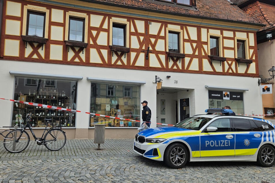 Die Polizei hat den Juwelier in der Hauptstraße in Herzogenaurach abgesperrt.
