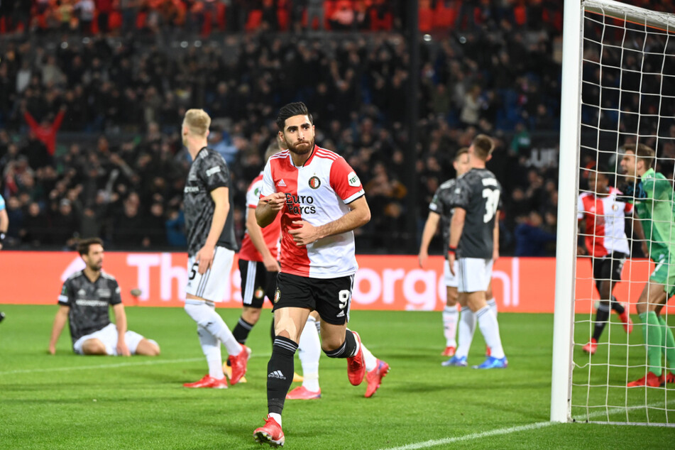 Nichts zu halten für Andreas Luthe (r.). Rotterdams Alireza Jahanbakhsh (M) brachte Union Berlin schon nach 11 Minuten in Rückstand.
