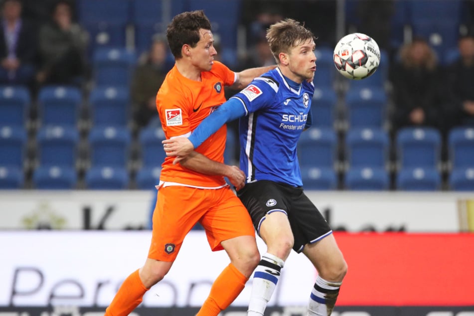 Patrick Weihrauch (r.) schirmt den Ball gegen Aues Clemens Fandrich ab.