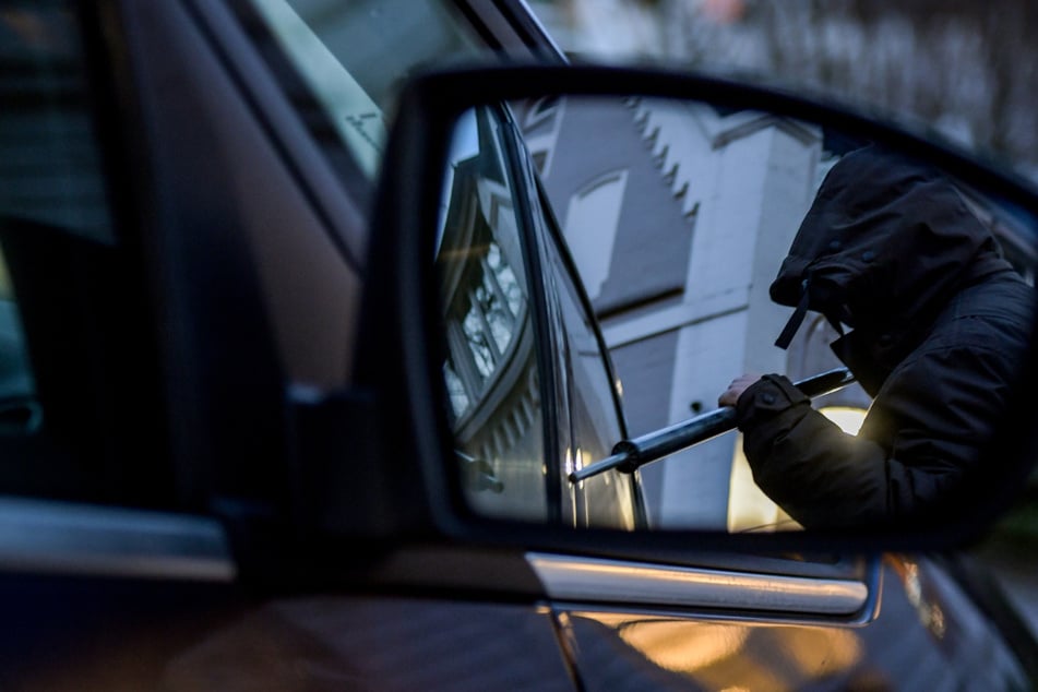 Porsche-Knacker auf frischer Tat erwischt - drei Männer in U-Haft!