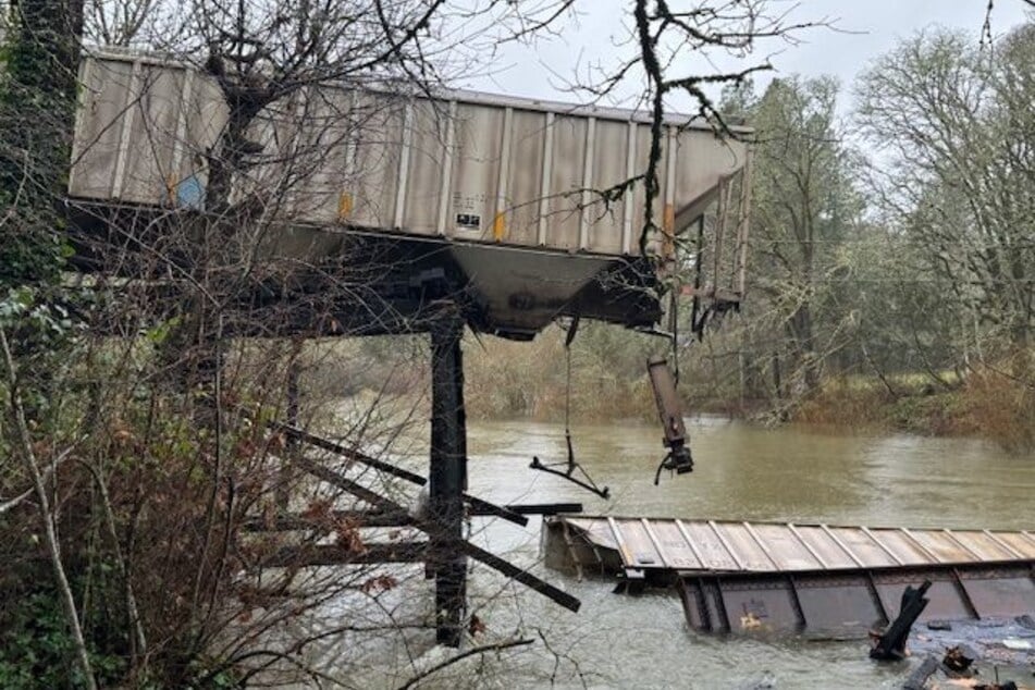 Mindestens ein Waggon landete im Fluss, zwei andere befinden sich in einer bedenklichen Schieflage.