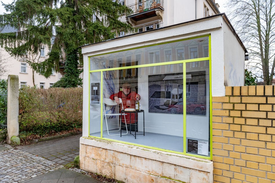Der Fotograf muss in seinem Schaukasten auf der Bergmannstraße des Öfteren den Wein nachschenken – er verdunstet schnell.