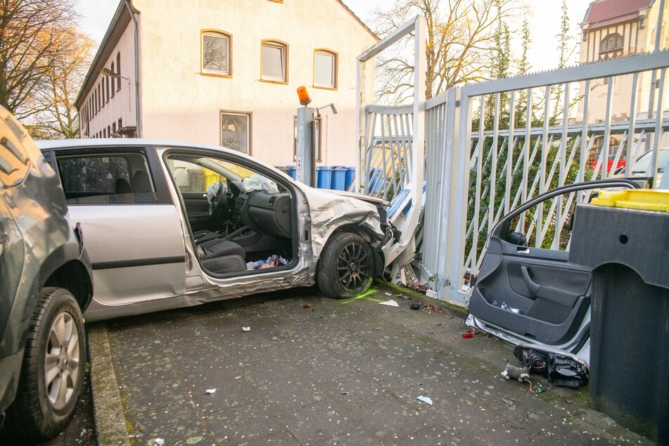 Ein Spezialteam aus Düsseldorf untersucht die Unfallstelle und sichert Spuren.