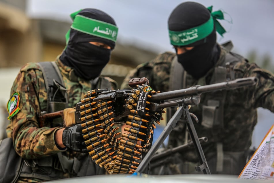 Vermummte Kämpfer der Kassam-Brigaden, des militärischen Flügels der islamistischen Terrororganisation Hamas, hantieren mit Waffen. (Archivbild)