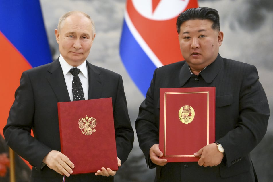 Der russische Präsidenten Wladimir Putin (72, l) und den nordkoreanischen Staatschef Kim Jong Un (41, r)