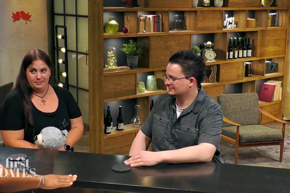 Dass Domi (31) statt Handtaschen lieber Stofftier-Rucksäcke trägt, stört Dominique (31) kein bisschen.