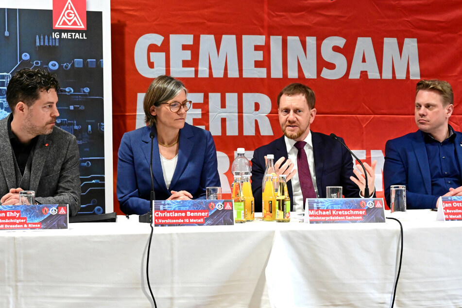 Berichteten von der Halbleiterkonferenz für die IG Metall (v.l.): Stefan Ehly (40, Bevollmächtigter Dresden), die 1. Vorsitzende Christiane Brenner (56) und Jan Otto (43, Bevollmächtigter Berlin, r.). Ministerpräsident Michael Kretschmer (48, CDU, 2.v.r.) freute sich über den regen Austausch.